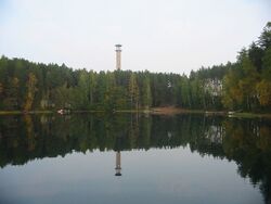 Nummijärveä nähtynä Kuusjoen puolelta vuonna 2010. Taustalla Yleisradion linkkitorni ja sen edustalla Someron kaupungin uimaranta.