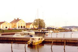 Taalintehtaan sataman empiretyyliset rantamakasiinit ovat valmistuneet 1830-luvulla. Kuva vuodelta 1992.