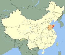 Qingdaon sijainti (punaisella) Shandongin maakunnassa (oranssilla)