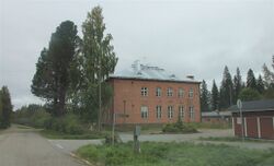 Airakselantien varrella Kuopion Karttulassa sijaitseva Airakselan koulu toimi esi- ja alakouluna kesään 2013 saakka.