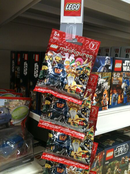 File:8831 Minifigures Series 7.jpg