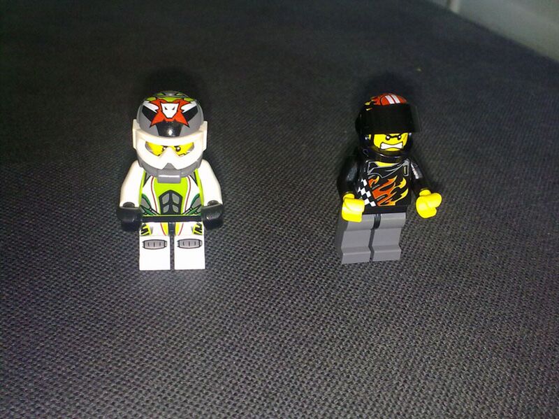 File:8896 Minifigures.jpg