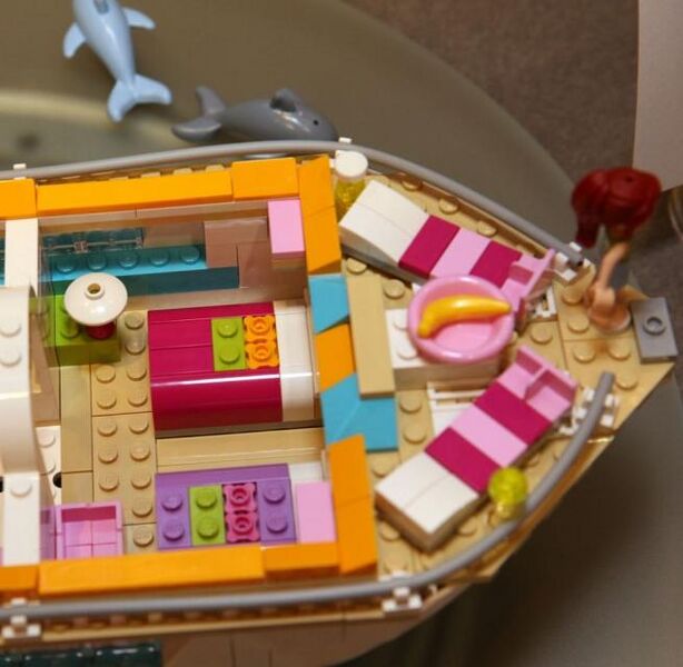 File:Dolphin Cruiser room 3.jpg