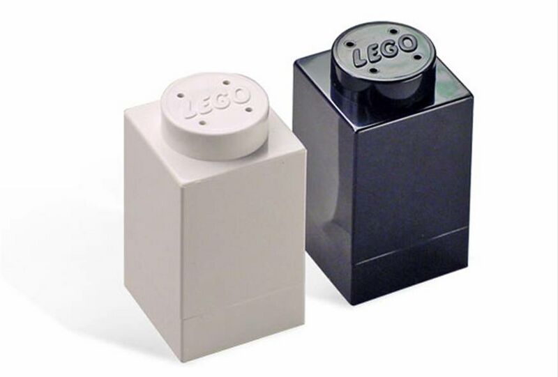 File:Salt and Pepper Shakers.jpg