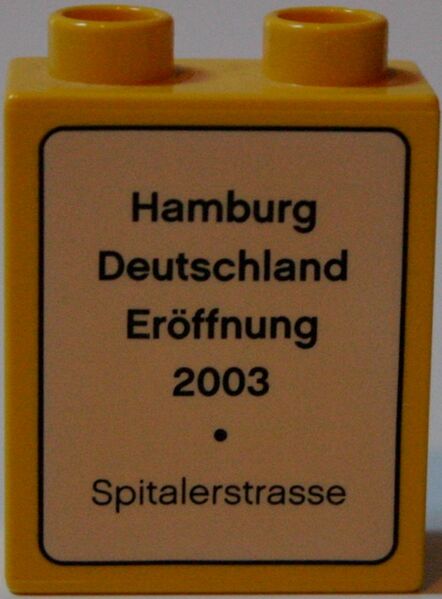 File:Legostein Eröffnung Hamburg Rückseite.jpg