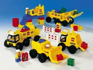 9128 DUPLO Big Wheelers.jpg