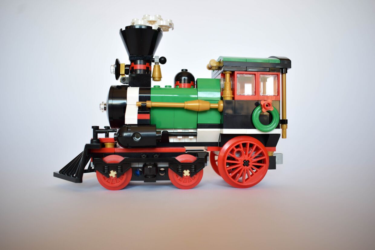 Review:10254 Winter Holiday Train - Brickipedia, the LEGO Wiki