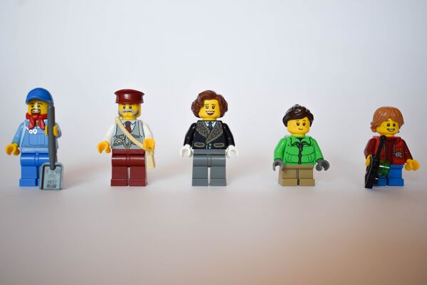 10254review-minifigs.jpg