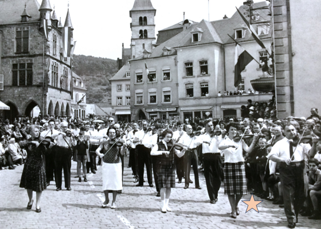 Maman avec son violon à la procession dansante d'Echternach en 1963; cette procession (classée UNESCO) aura lieu le mardi de Pentecôte à savoir le 10 juin 2025