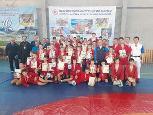 Победители и призёры VIII турнира по самбо памяти святого князя Александра Невского с тренерами и организаторами
